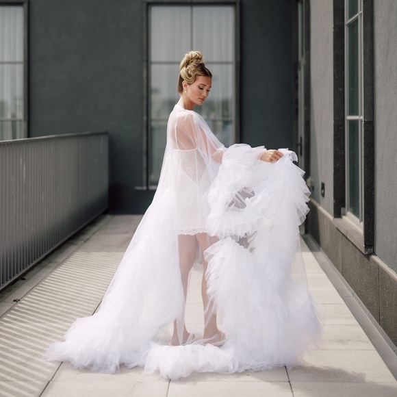 Elegant White Ruffled Robe - Picture 2 of 4